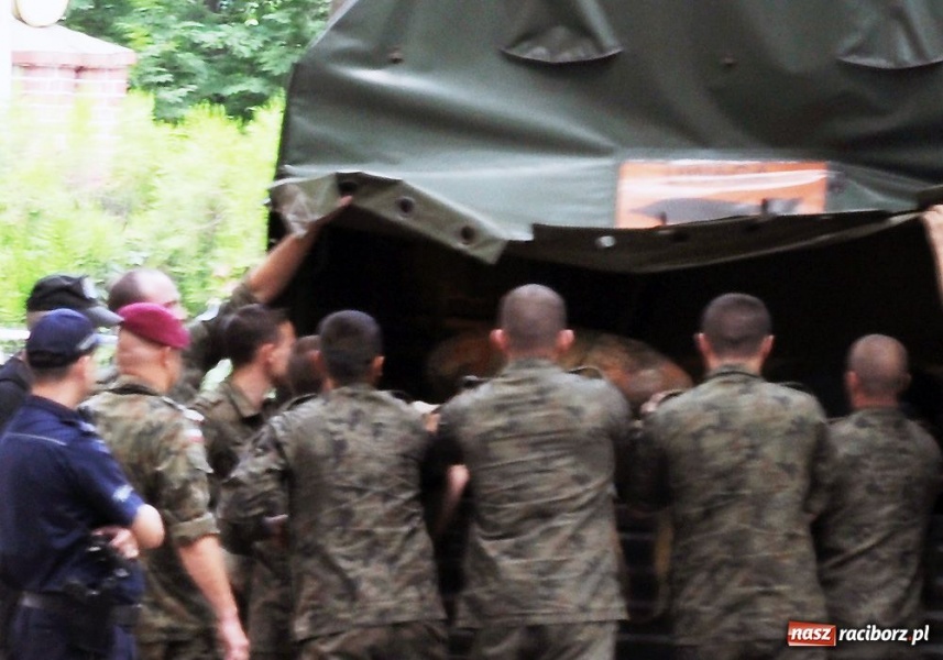 Zdjęcie w galerii na portalu naszraciborz.pl: Bomba wywieziona już na polder wiadomości z regionu