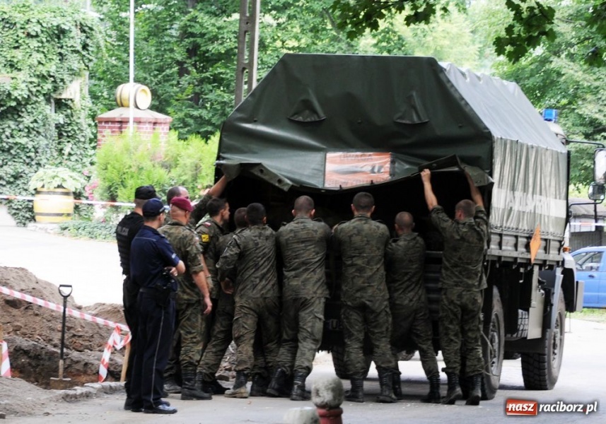 Zdjęcie w galerii na portalu naszraciborz.pl: Bomba wywieziona już na polder wiadomości z regionu