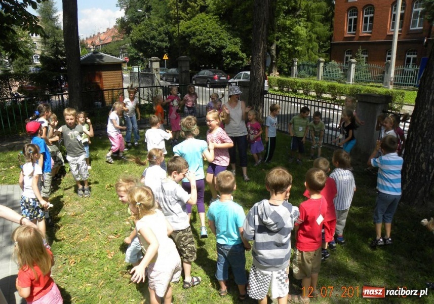 Zdjęcie w galerii na portalu naszraciborz.pl: Ludy Afryki w książnicy wiadomości z regionu