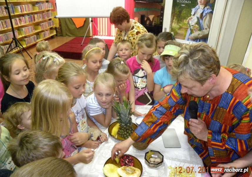 Zdjęcie w galerii na portalu naszraciborz.pl: Ludy Afryki w książnicy wiadomości z regionu