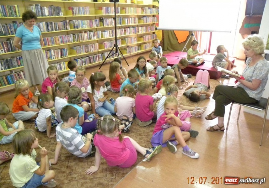 Zdjęcie w galerii na portalu naszraciborz.pl: Ludy Afryki w książnicy wiadomości z regionu