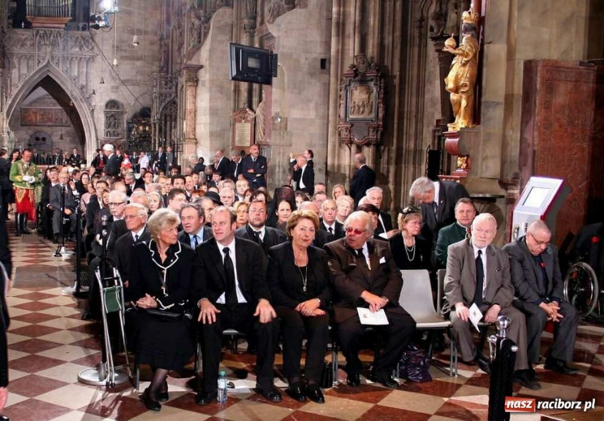 Zdjęcie w galerii na portalu naszraciborz.pl: Raciborzanie żegnali cesarza wiadomości z regionu