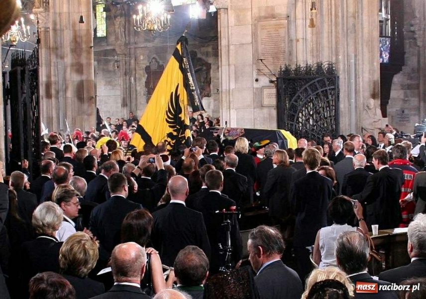 Zdjęcie w galerii na portalu naszraciborz.pl: Raciborzanie żegnali cesarza wiadomości z regionu