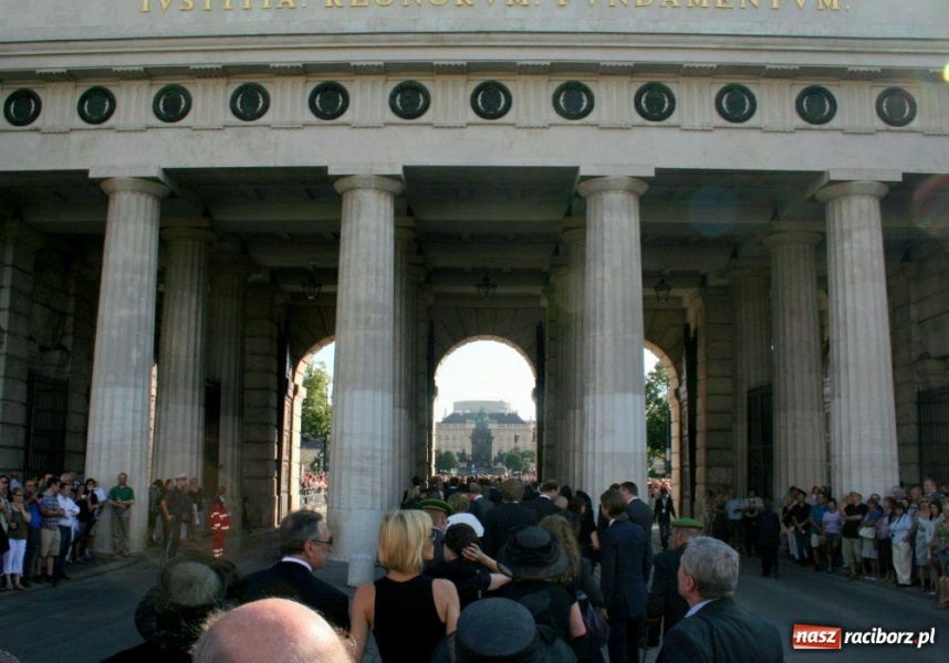 Zdjęcie w galerii na portalu naszraciborz.pl: Raciborzanie żegnali cesarza wiadomości z regionu