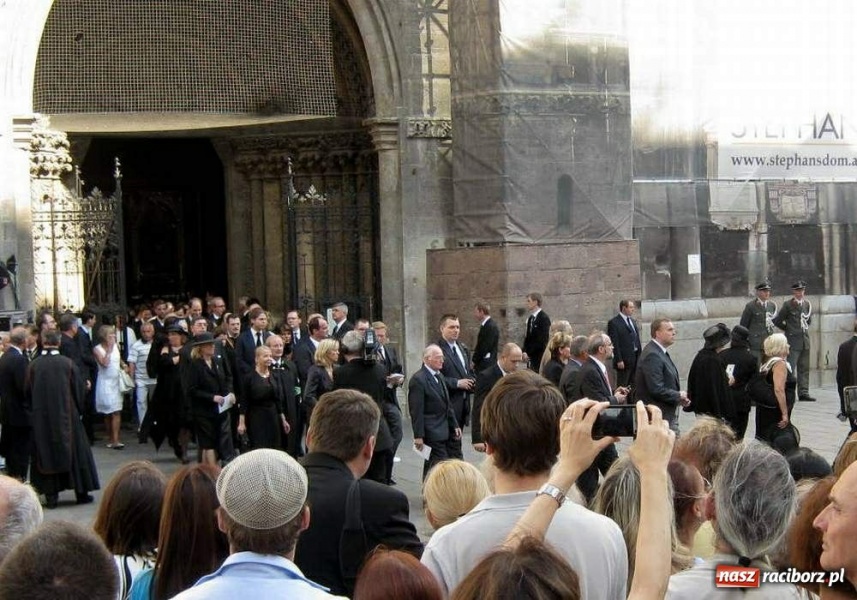 Zdjęcie w galerii na portalu naszraciborz.pl: Raciborzanie żegnali cesarza wiadomości z regionu