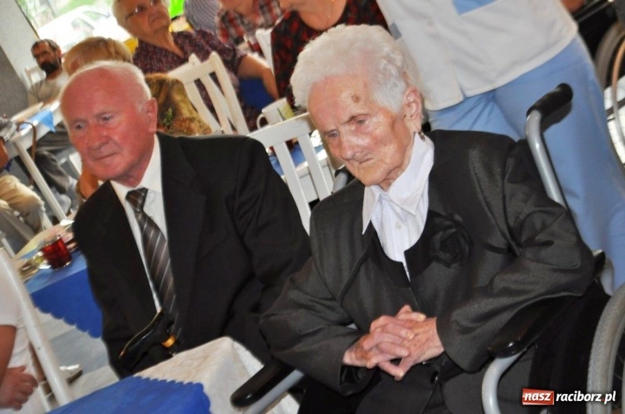 Zdjęcie w galerii na portalu naszraciborz.pl: Długich lat życia pani Marii Kostrzewie ... wiadomości z regionu