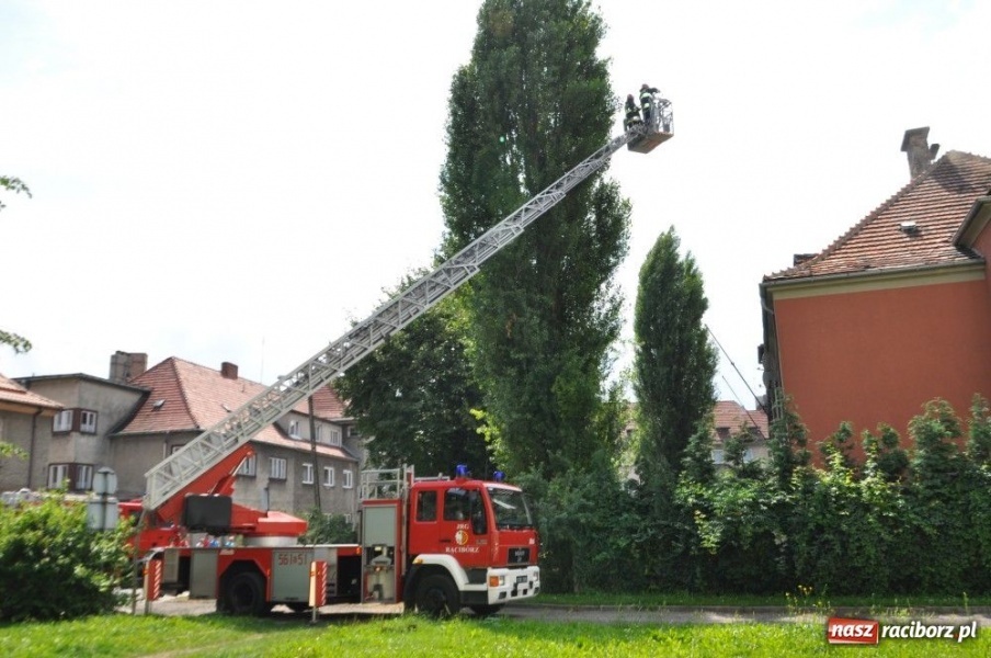 Zdjęcie w galerii na portalu naszraciborz.pl: Pożar kamienicy przy ul.  Waryńskiego wiadomości z regionu