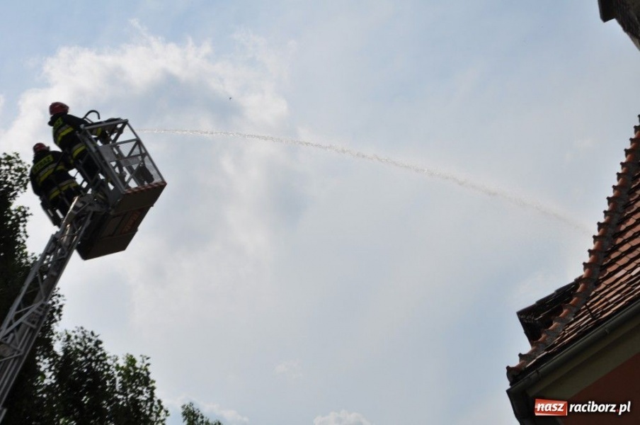 Zdjęcie w galerii na portalu naszraciborz.pl: Pożar kamienicy przy ul.  Waryńskiego wiadomości z regionu
