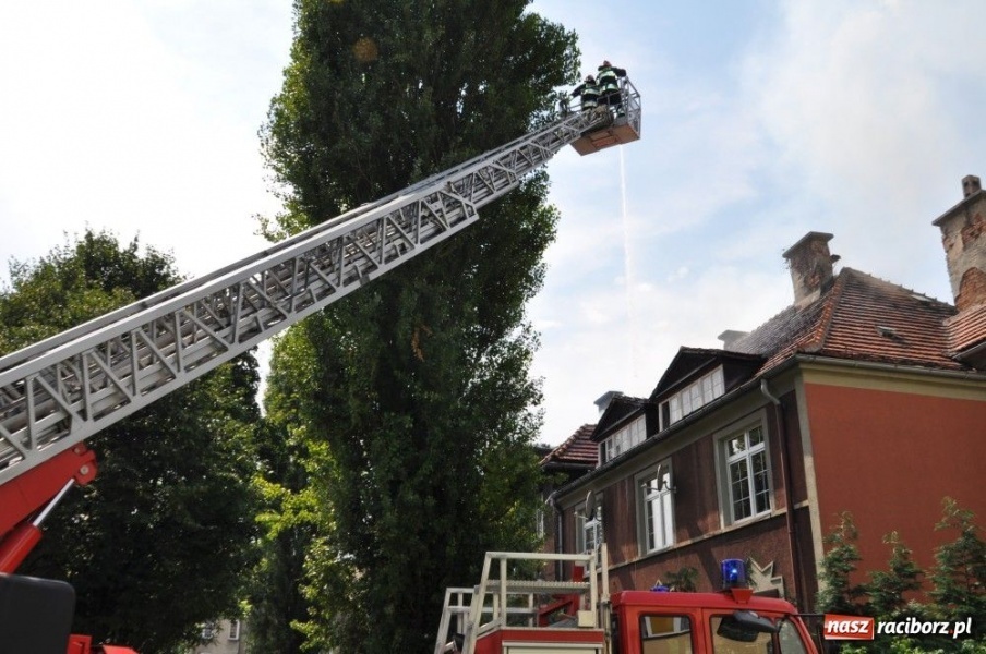Zdjęcie w galerii na portalu naszraciborz.pl: Pożar kamienicy przy ul.  Waryńskiego wiadomości z regionu