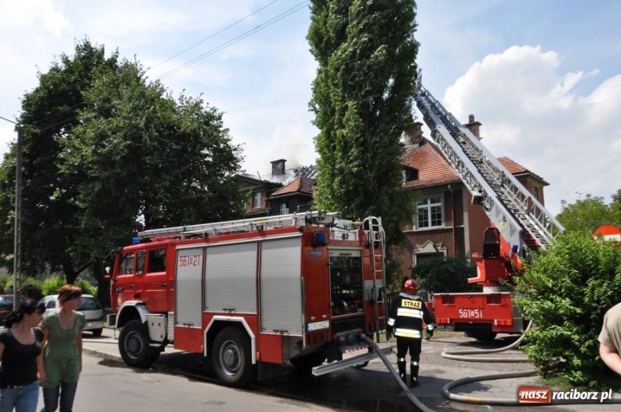 Zdjęcie w galerii na portalu naszraciborz.pl: Pożar kamienicy przy ul.  Waryńskiego wiadomości z regionu