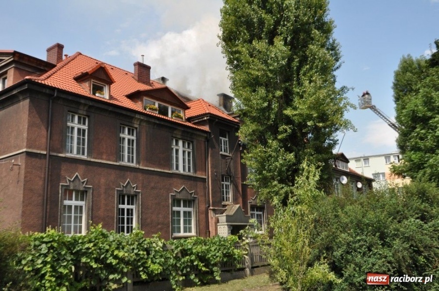 Zdjęcie w galerii na portalu naszraciborz.pl: Pożar kamienicy przy ul.  Waryńskiego wiadomości z regionu