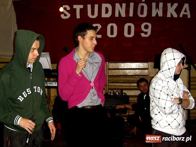 Zdjęcie w galerii na portalu naszraciborz.pl: Studniówka w II LO - tura druga wiadomości z regionu