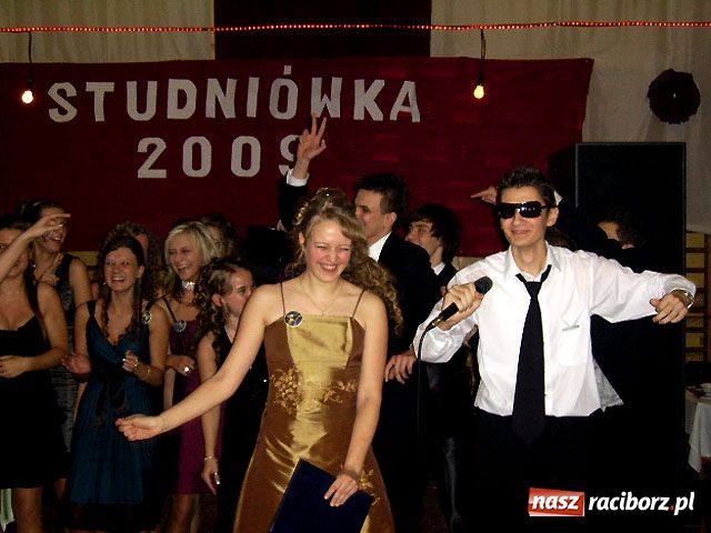 Zdjęcie w galerii na portalu naszraciborz.pl: Studniówka w II LO - tura druga wiadomości z regionu