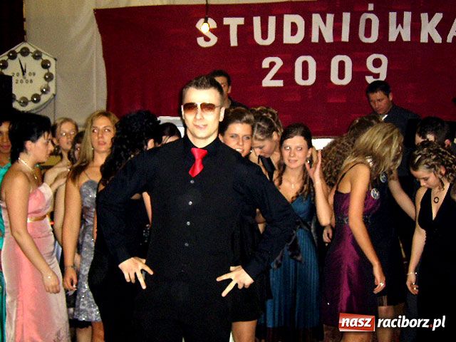 Zdjęcie w galerii na portalu naszraciborz.pl: Studniówka w II LO - tura druga wiadomości z regionu