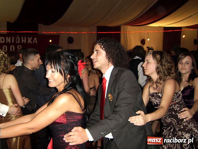 Zdjęcie w galerii na portalu naszraciborz.pl: Studniówka w II LO - tura druga wiadomości z regionu