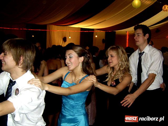 Zdjęcie w galerii na portalu naszraciborz.pl: Studniówka w II LO - tura druga wiadomości z regionu