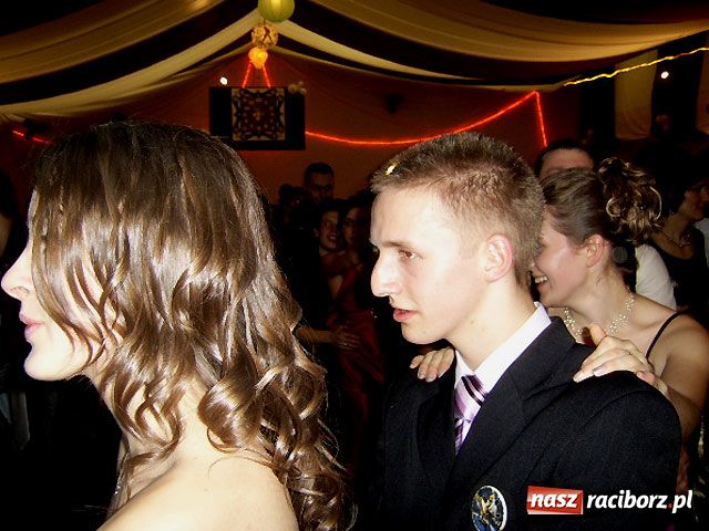 Zdjęcie w galerii na portalu naszraciborz.pl: Studniówka w II LO - tura druga wiadomości z regionu