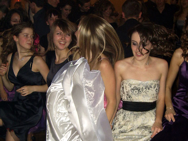 Zdjęcie w galerii na portalu naszraciborz.pl: Studniówka w II LO - tura druga wiadomości z regionu