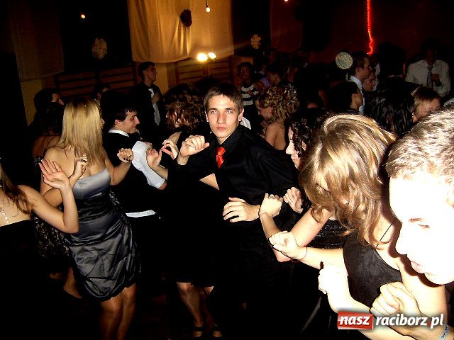 Zdjęcie w galerii na portalu naszraciborz.pl: Studniówka w II LO - tura druga wiadomości z regionu