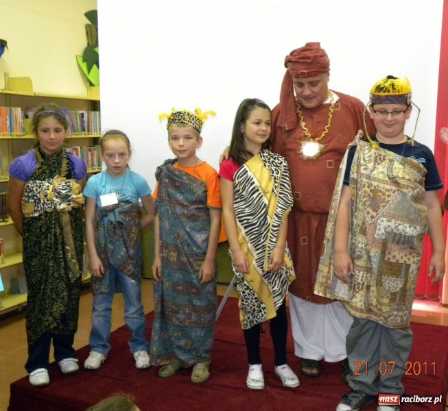 Zdjęcie w galerii na portalu naszraciborz.pl: W książnicy wiązali kangi wiadomości z regionu