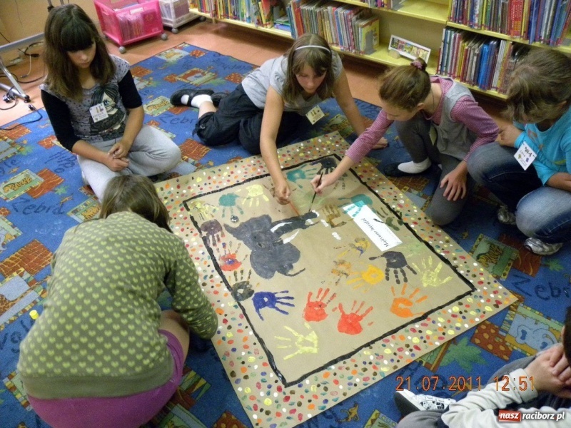 Zdjęcie w galerii na portalu naszraciborz.pl: W książnicy wiązali kangi wiadomości z regionu