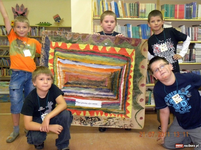 Zdjęcie w galerii na portalu naszraciborz.pl: W książnicy wiązali kangi wiadomości z regionu