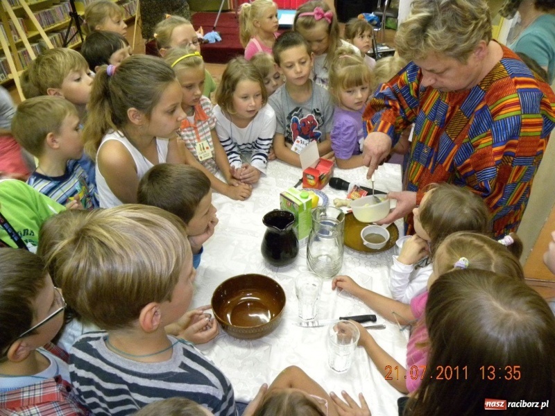 Zdjęcie w galerii na portalu naszraciborz.pl: W książnicy wiązali kangi wiadomości z regionu