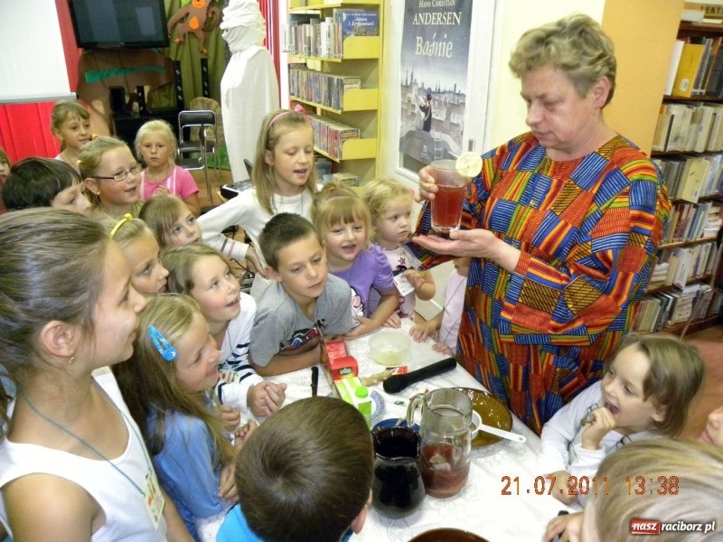 Zdjęcie w galerii na portalu naszraciborz.pl: W książnicy wiązali kangi wiadomości z regionu