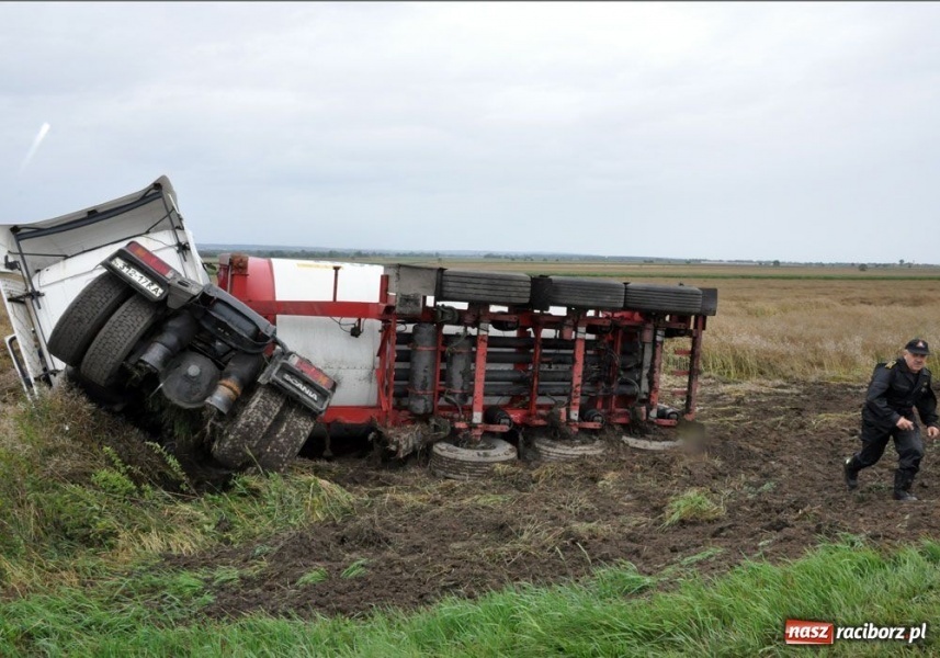 Zdjęcie w galerii na portalu naszraciborz.pl: Cysterna wjechała ostro do rowu wiadomości z regionu