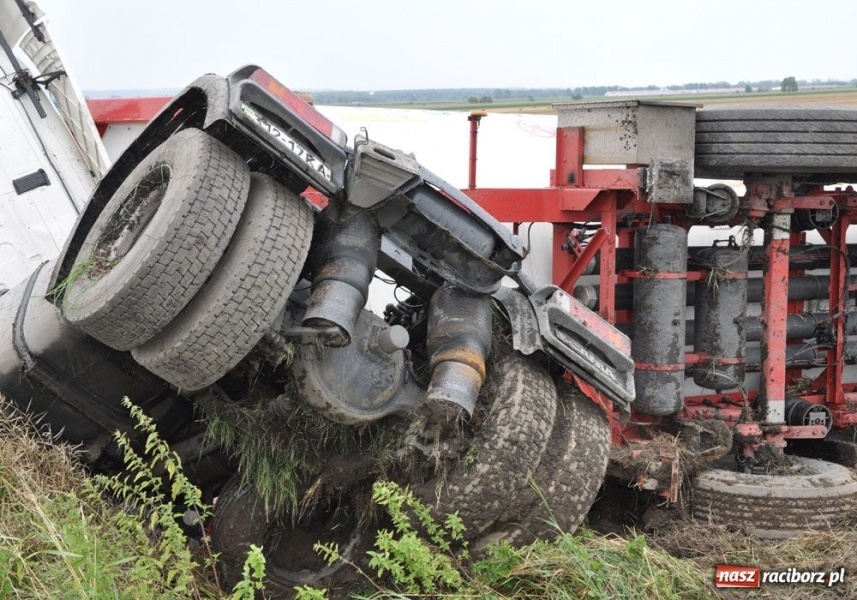 Zdjęcie w galerii na portalu naszraciborz.pl: Cysterna wjechała ostro do rowu wiadomości z regionu