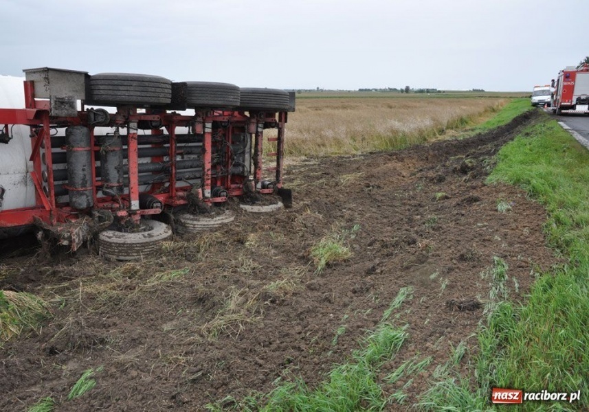Zdjęcie w galerii na portalu naszraciborz.pl: Cysterna wjechała ostro do rowu wiadomości z regionu