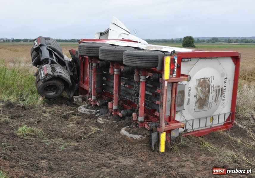 Zdjęcie w galerii na portalu naszraciborz.pl: Cysterna wjechała ostro do rowu wiadomości z regionu