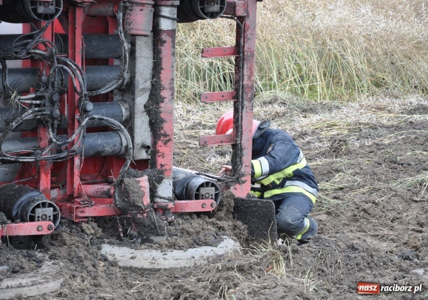 Zdjęcie w galerii na portalu naszraciborz.pl: Cysterna wjechała ostro do rowu wiadomości z regionu
