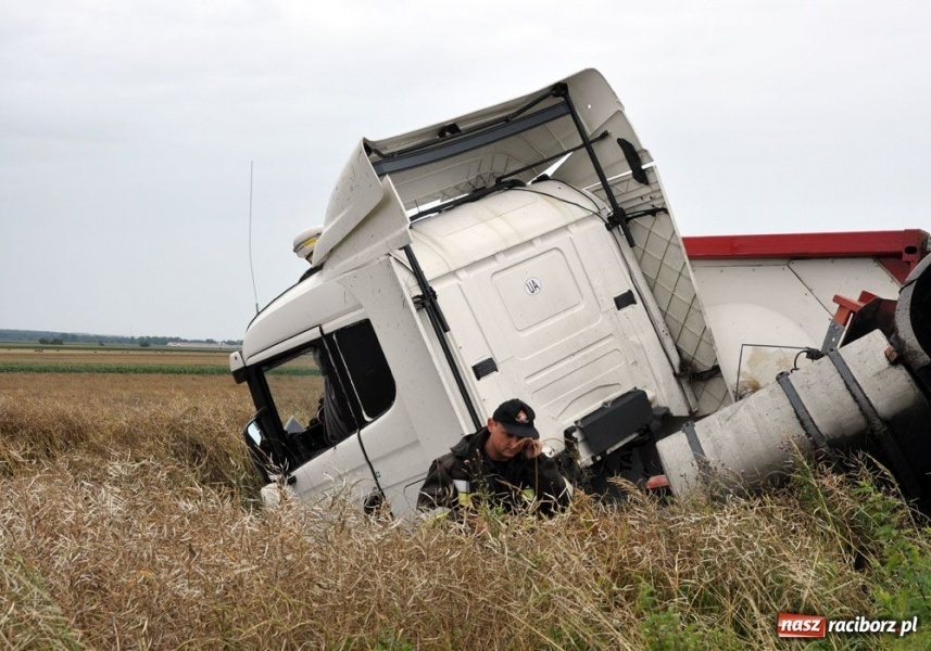 Zdjęcie w galerii na portalu naszraciborz.pl: Cysterna wjechała ostro do rowu wiadomości z regionu