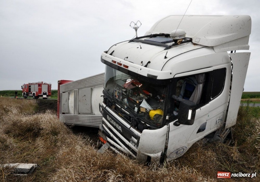 Zdjęcie w galerii na portalu naszraciborz.pl: Cysterna wjechała ostro do rowu wiadomości z regionu
