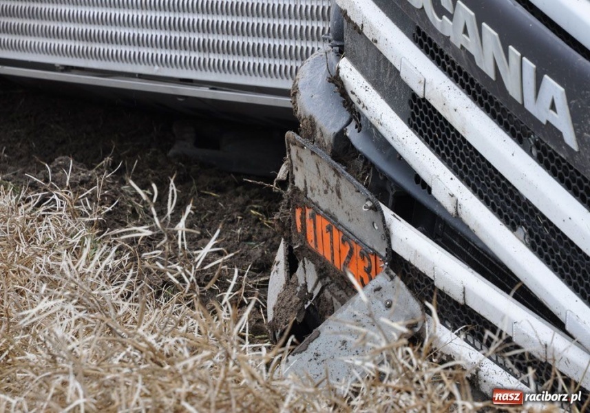 Zdjęcie w galerii na portalu naszraciborz.pl: Cysterna wjechała ostro do rowu wiadomości z regionu