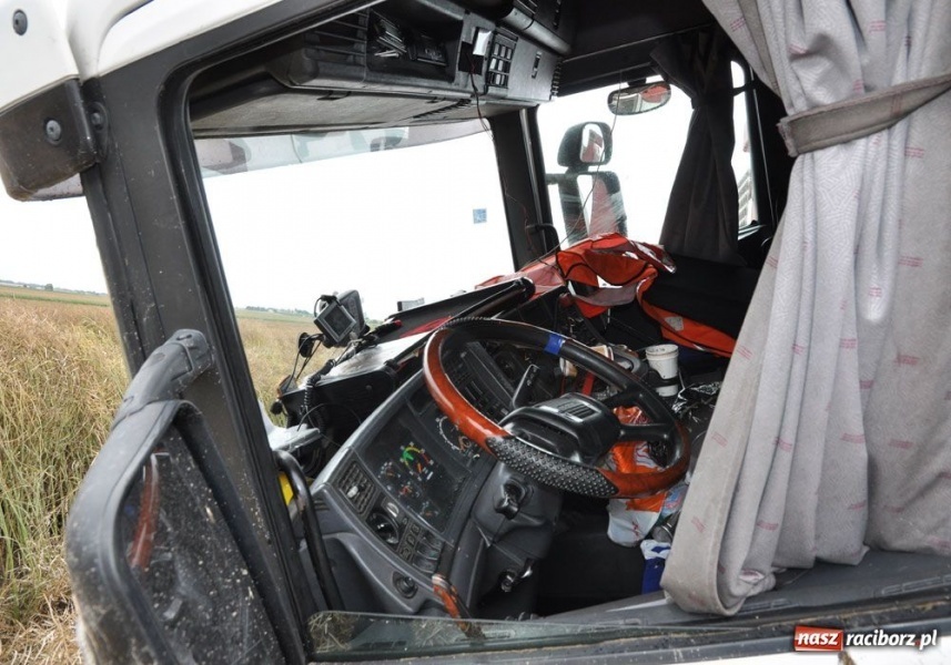 Zdjęcie w galerii na portalu naszraciborz.pl: Cysterna wjechała ostro do rowu wiadomości z regionu