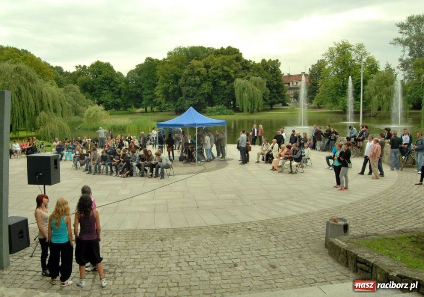 Zdjęcie w galerii na portalu naszraciborz.pl: Artyści Spalonego Teatru w muszelce wiadomości z regionu