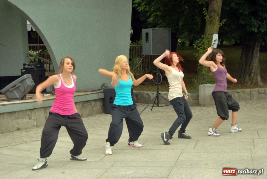 Zdjęcie w galerii na portalu naszraciborz.pl: Artyści Spalonego Teatru w muszelce wiadomości z regionu