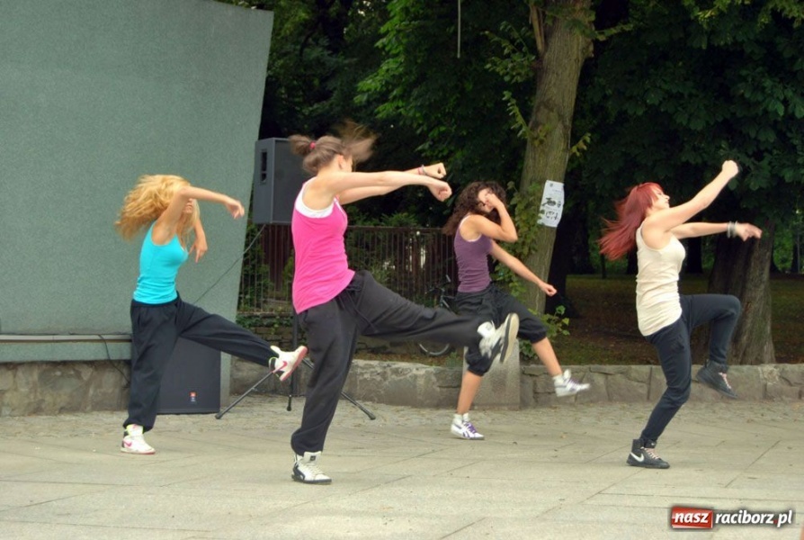 Zdjęcie w galerii na portalu naszraciborz.pl: Artyści Spalonego Teatru w muszelce wiadomości z regionu