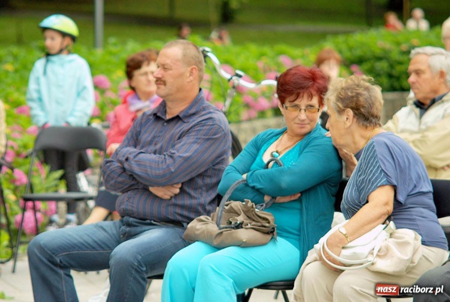 Zdjęcie w galerii na portalu naszraciborz.pl: Artyści Spalonego Teatru w muszelce wiadomości z regionu