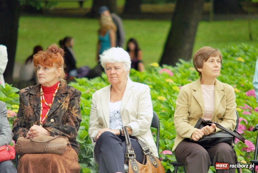 Zdjęcie w galerii na portalu naszraciborz.pl: Artyści Spalonego Teatru w muszelce wiadomości z regionu