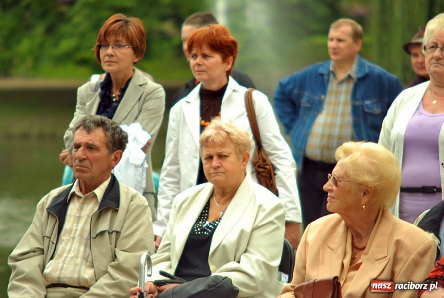 Zdjęcie w galerii na portalu naszraciborz.pl: Artyści Spalonego Teatru w muszelce wiadomości z regionu
