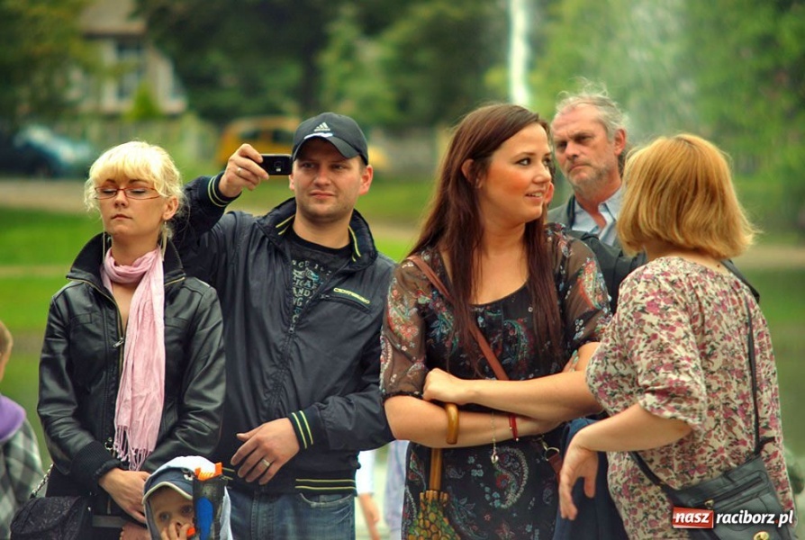 Zdjęcie w galerii na portalu naszraciborz.pl: Artyści Spalonego Teatru w muszelce wiadomości z regionu
