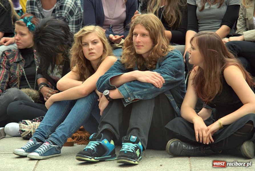 Zdjęcie w galerii na portalu naszraciborz.pl: Artyści Spalonego Teatru w muszelce wiadomości z regionu