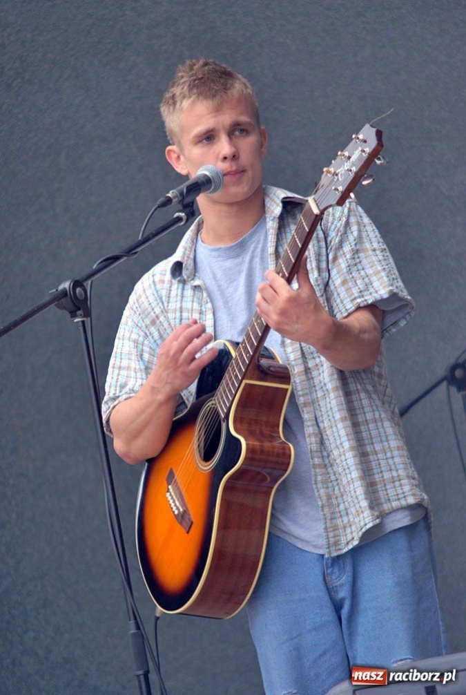 Zdjęcie w galerii na portalu naszraciborz.pl: Artyści Spalonego Teatru w muszelce wiadomości z regionu