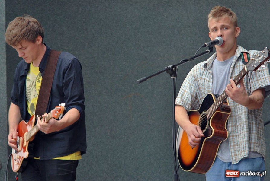 Zdjęcie w galerii na portalu naszraciborz.pl: Artyści Spalonego Teatru w muszelce wiadomości z regionu