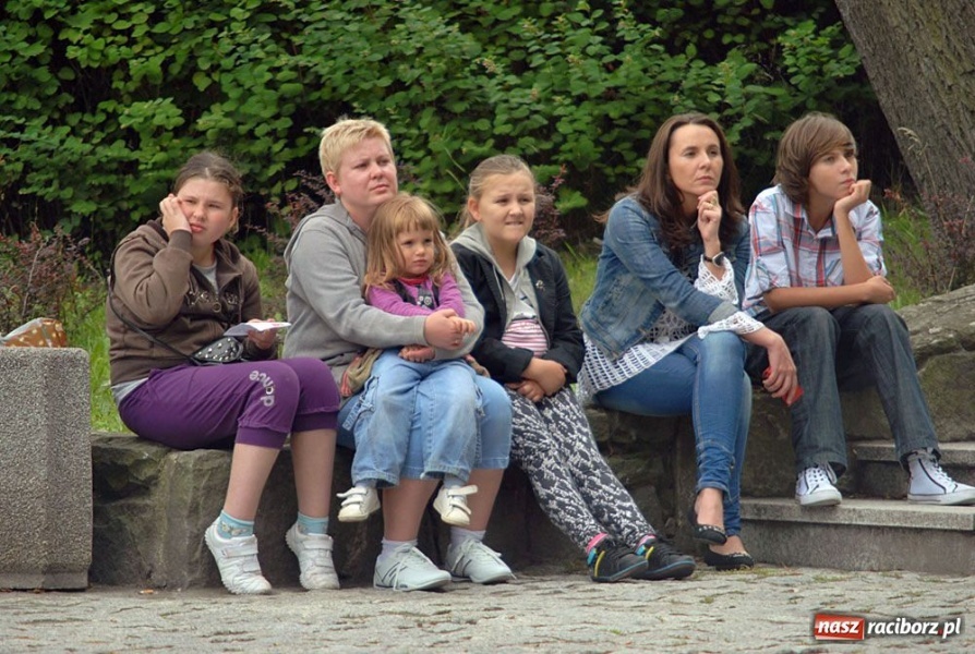 Zdjęcie w galerii na portalu naszraciborz.pl: Artyści Spalonego Teatru w muszelce wiadomości z regionu