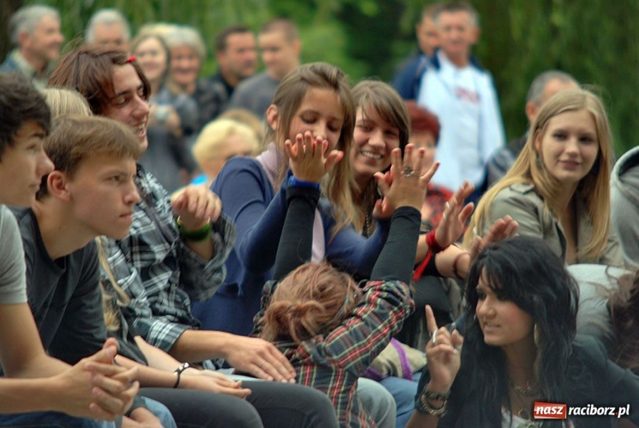 Zdjęcie w galerii na portalu naszraciborz.pl: Artyści Spalonego Teatru w muszelce wiadomości z regionu