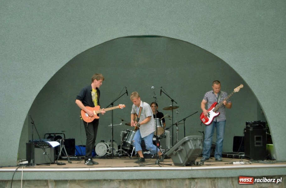 Zdjęcie w galerii na portalu naszraciborz.pl: Artyści Spalonego Teatru w muszelce wiadomości z regionu